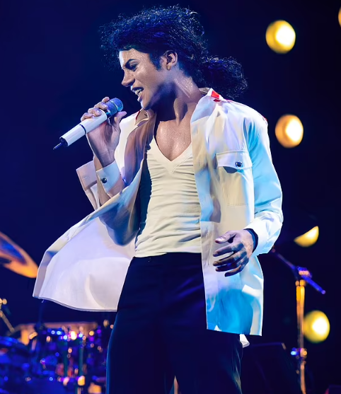 В байопик о Майкле Джексоне войдет 30 культовых песен певца.PNG