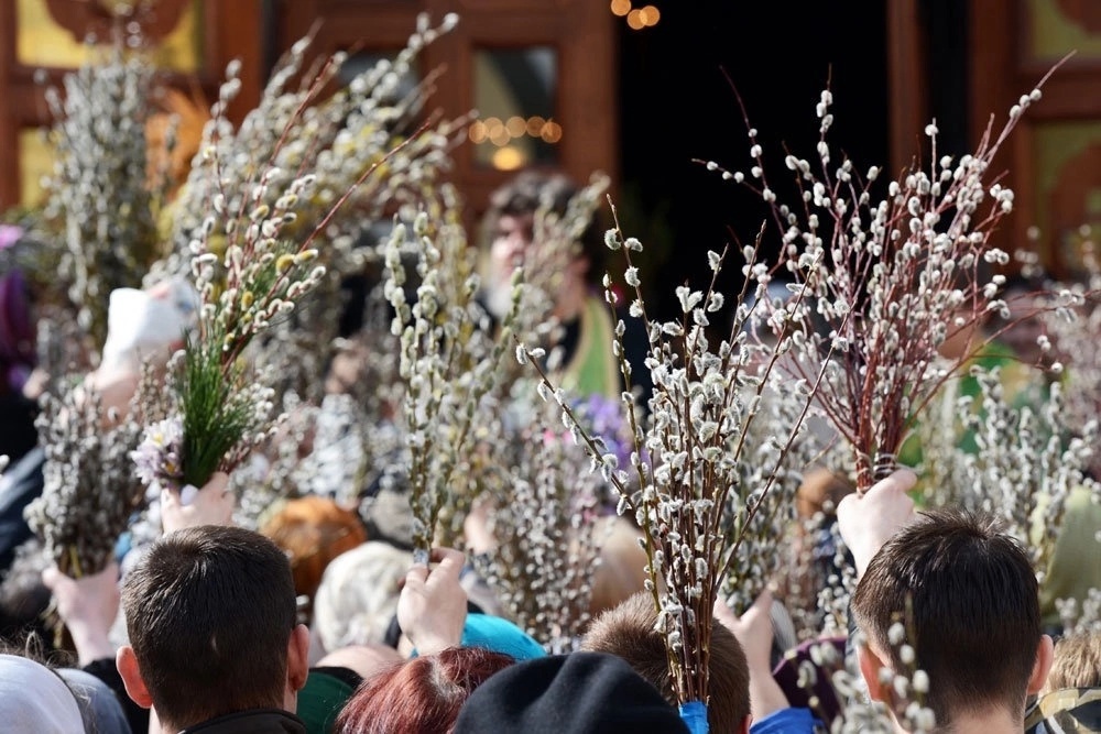 Православные верующие в Беларуси празднуют Вербное воскресенье.jpg